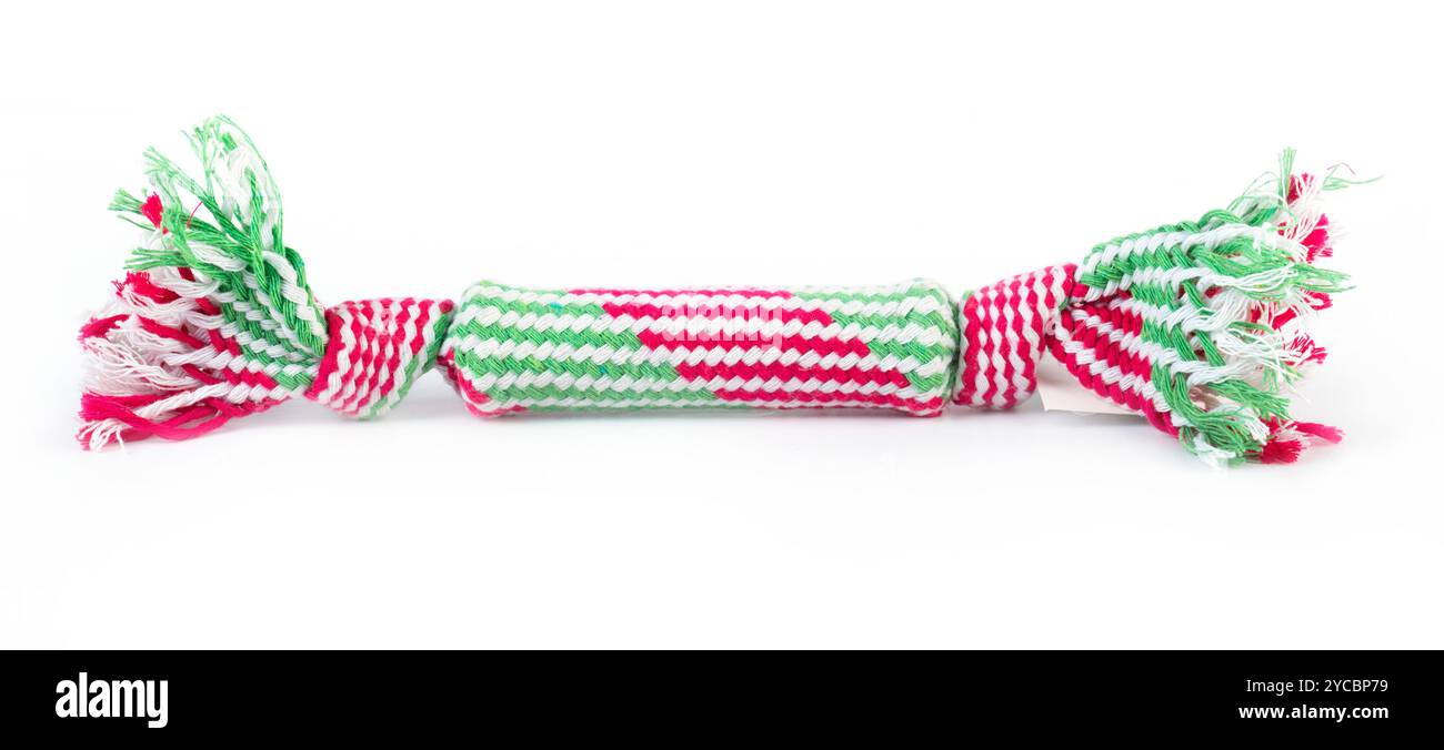 Fune giocattolo multicolore per cani, isolata su sfondo bianco. Corda di cotone per giochi. Foto Stock