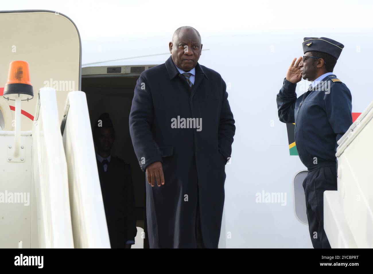 Kazan, Russia. 22 ottobre 2024. Il presidente sudafricano Cyril Ramaphosa scende dal suo aereo durante le cerimonie di arrivo all'aeroporto di Kazan' per il 16 ° vertice BRICS, il 22 ottobre 2024 a Kazan', Tatarstan, Russia. Crediti: Ekaterina Chesnokova/BRICS-Russia2024.Ru/Alamy Live News Foto Stock