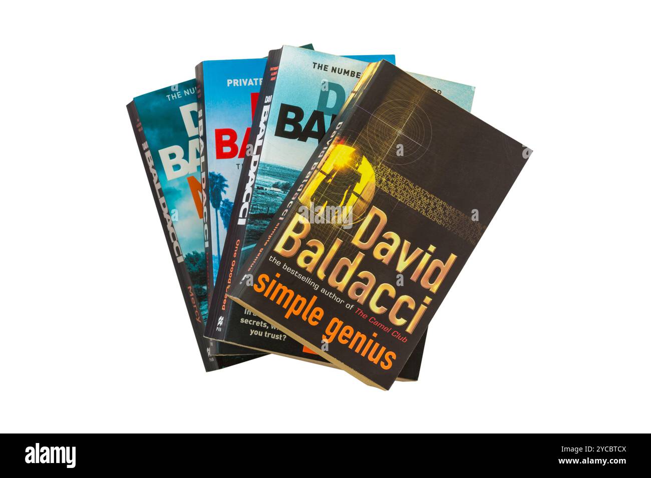 Selezione di libri di David Baldacci con libro Simple Genius in alto isolato su sfondo bianco Foto Stock