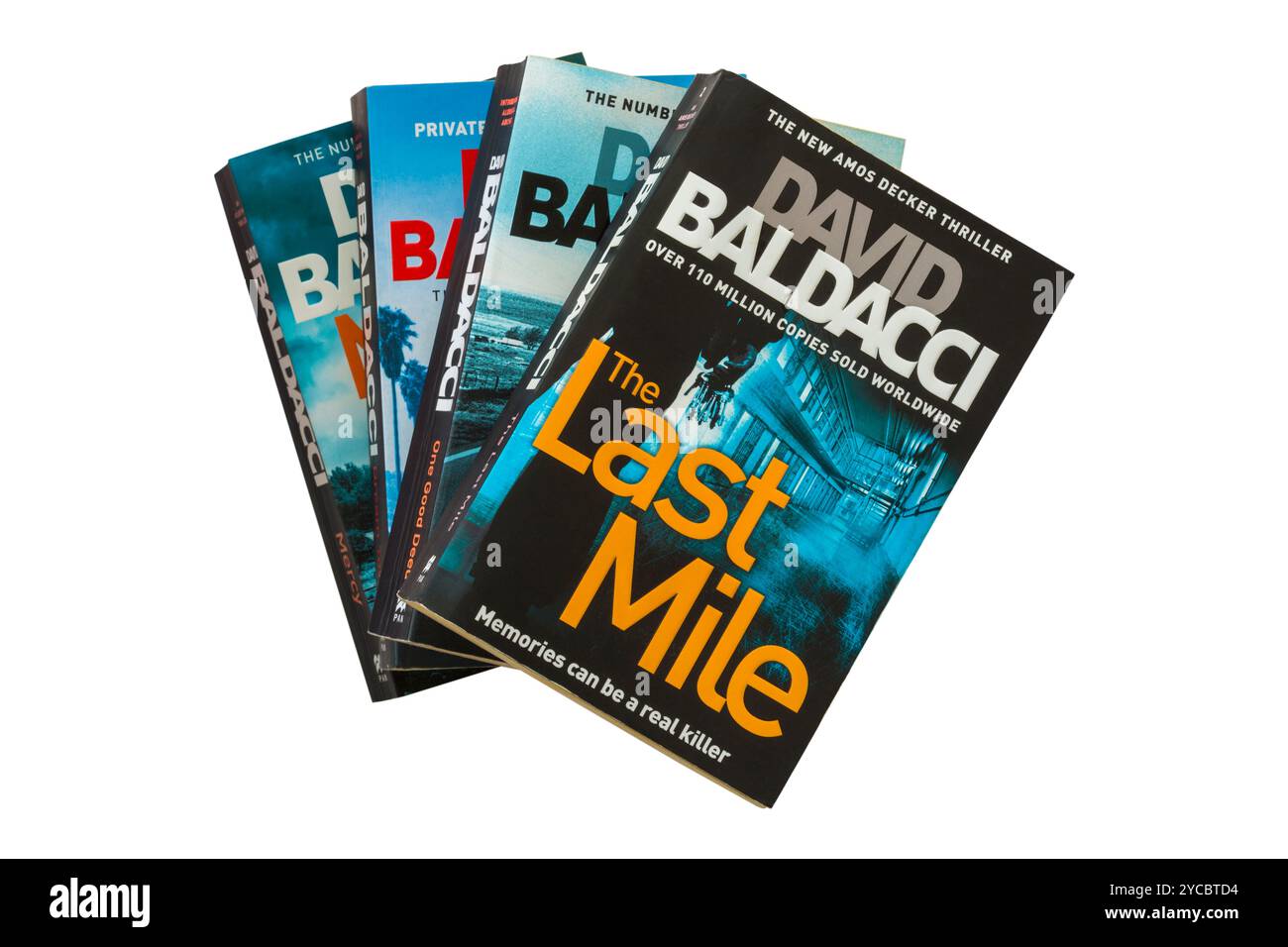 Selezione di libri di David Baldacci con libro Last Mile in alto isolato su sfondo bianco Foto Stock