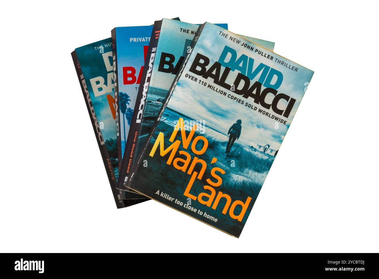 Selezione di libri di David Baldacci con il libro No Mans Land in cima isolato su sfondo bianco Foto Stock