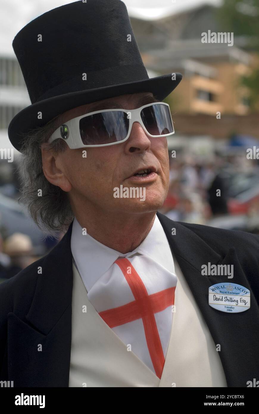 David Shilling, designer di cappelli inglese, un mulinatore che indossa una corsa di cavalli St Georges Cross cravat presso Royal Ascot Berkshire Inghilterra, anni '2006 2000, UK HOMER SYKES Foto Stock