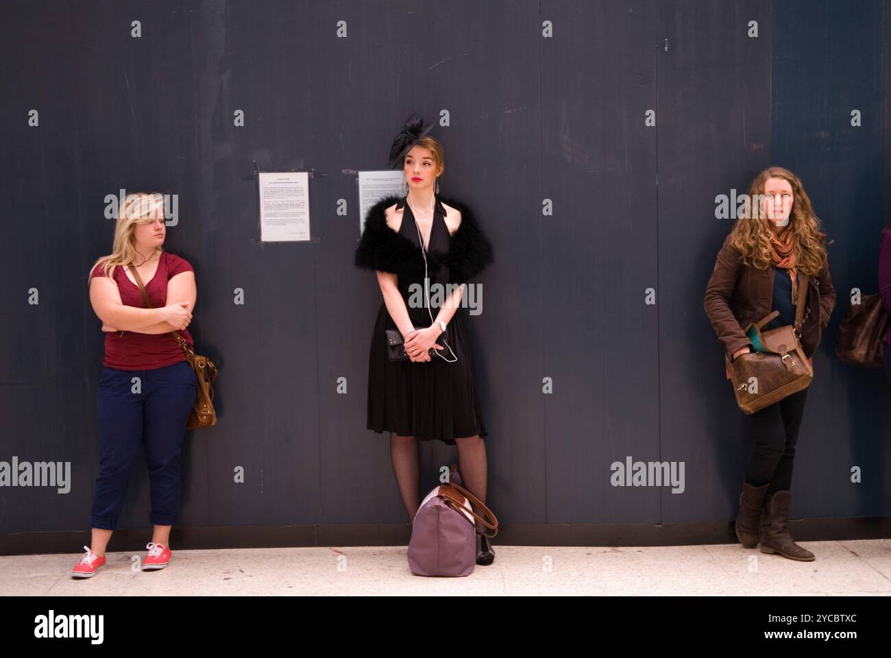 Estranei che tengono la loro distanza l'uno dall'altro, spazio personale in attesa di un treno. Stazione ferroviaria di Waterloo Londra, Inghilterra, anni '2012 2010, Regno Unito, HOMER SYKES. Foto Stock