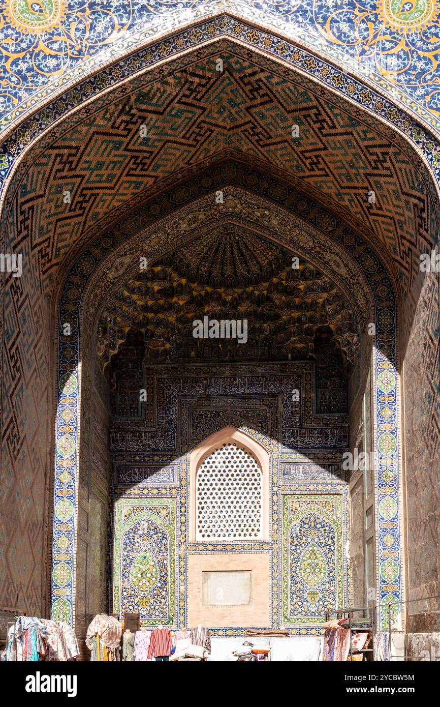 Samarcanda, Uzbekistan-12 agosto 2023: Particolare all'interno delle storiche madrasa in piazza Registan durante una giornata di sole Foto Stock