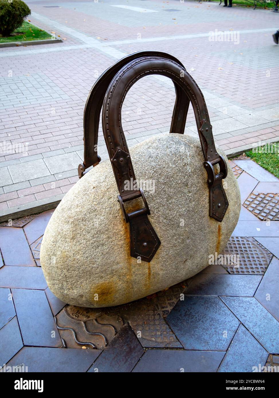 Kislovodsk, Russia - 30 novembre 2023: Borsa per oggetti d'arte in ciottoli, Karl Marx Avenue, Kislovodsk Foto Stock