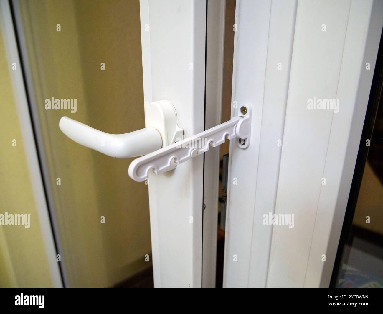 Limitatore di apertura installato su una finestra in plastica Foto Stock