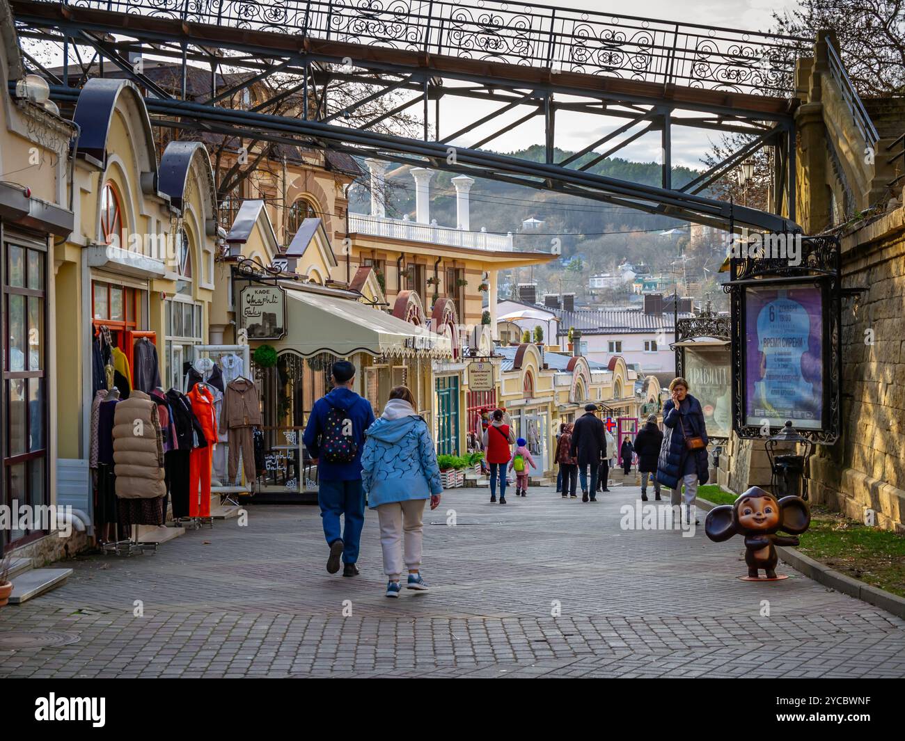 Kislovodsk, Russia - 30 novembre 2023: La gente cammina lungo il viale pedonale Karl Marx, Kislovodsk Foto Stock