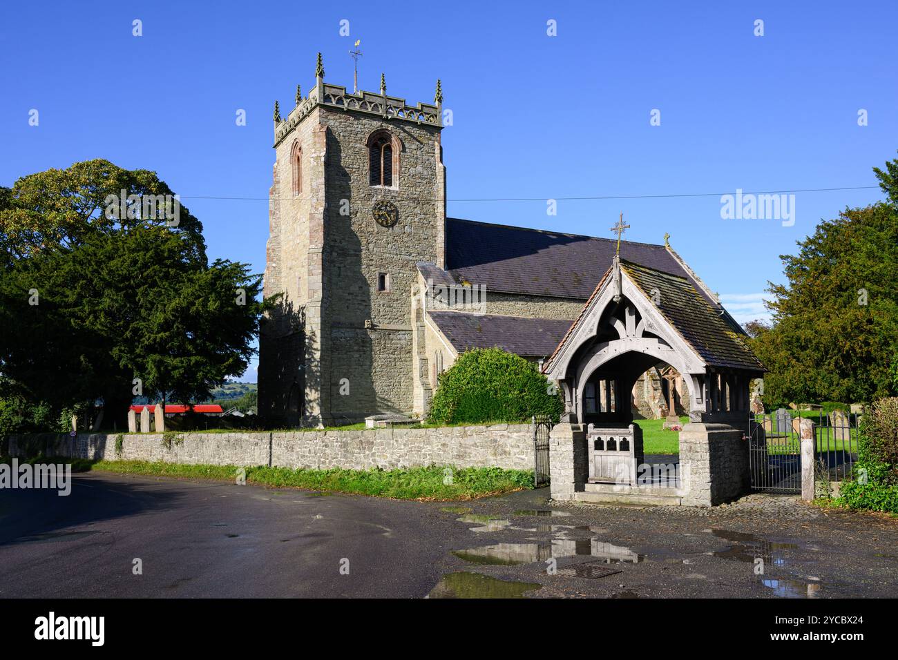 Chirbury, Shropshire, Regno Unito - 11 settembre 2024; esterno e cancello a Chirbury Church sul confine gallese nello Shropshire Foto Stock