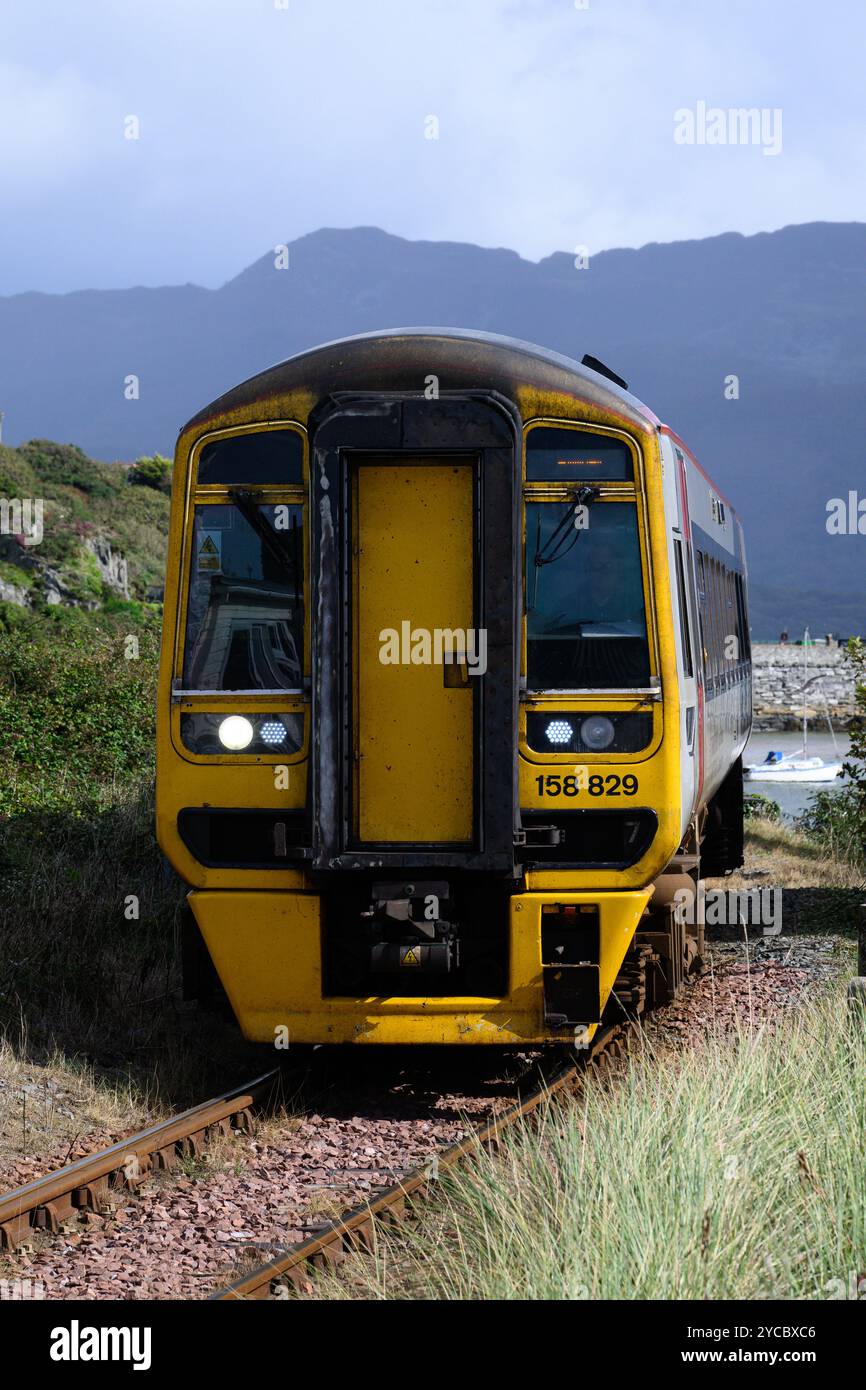 Barmouth, Galles, Regno Unito - 12 settembre 2024; unità multiple diesel Express Sprinter Classe 158 in avvicinamento a Barmouth Foto Stock