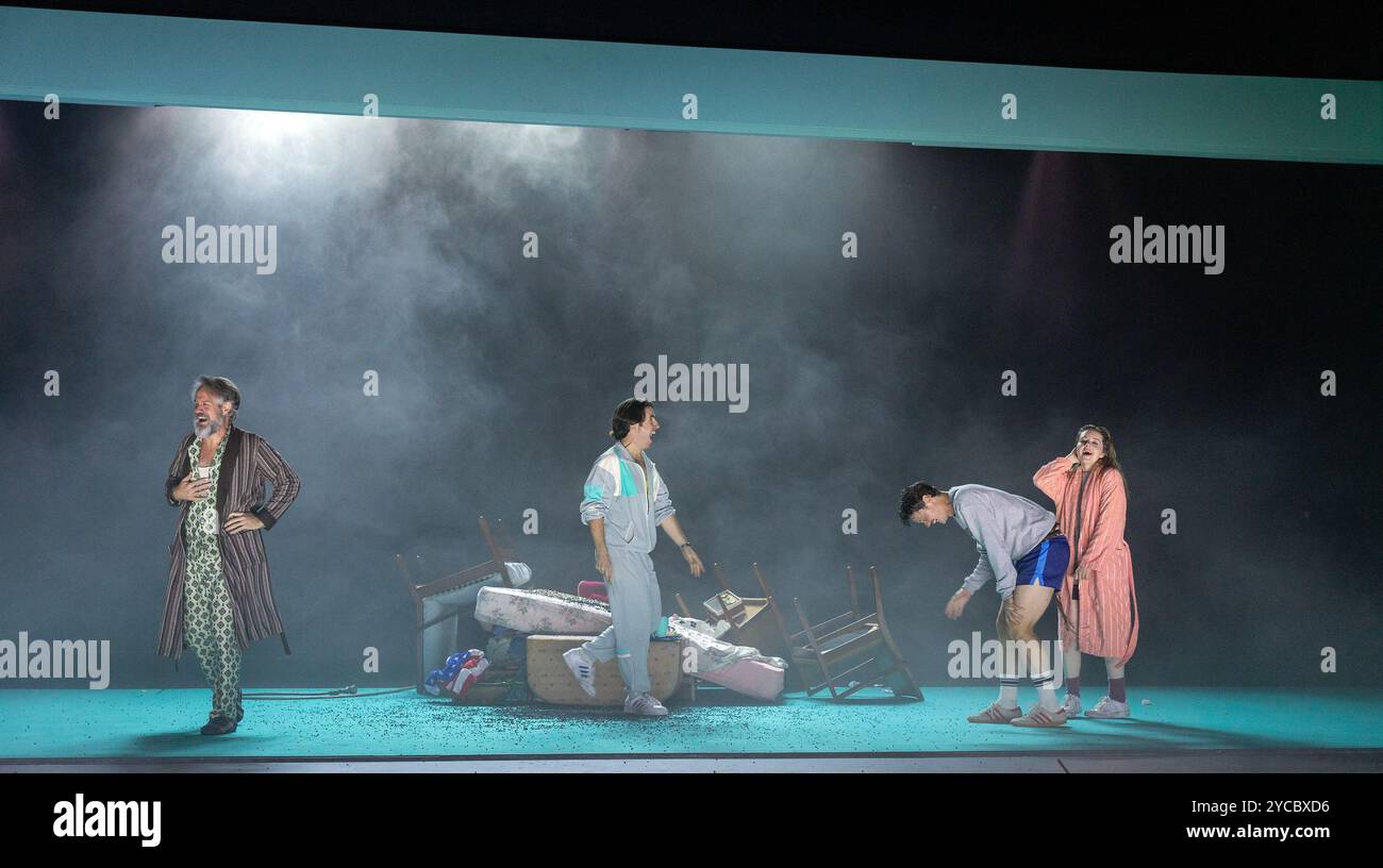 l-r: Grant Doyle (Sam), Elgan LLyr Thomas (Francois), Henry Neill (Junior), Rowan Pierce (Dede) in Un POSTO TRANQUILLO al Linbury Theatre, Royal Opera House, Covent Harden, Londra WC2 10/10/2024 musica: Leonard Bernstein libretto: Stephen Wadsworth adattamento libretto e orchestrazione ridotta: Garth Edwin Sunderland direttore: Nicholas Chalmers design: Annemarie Woods illuminazione: Fabiana Facioli Foto Stock