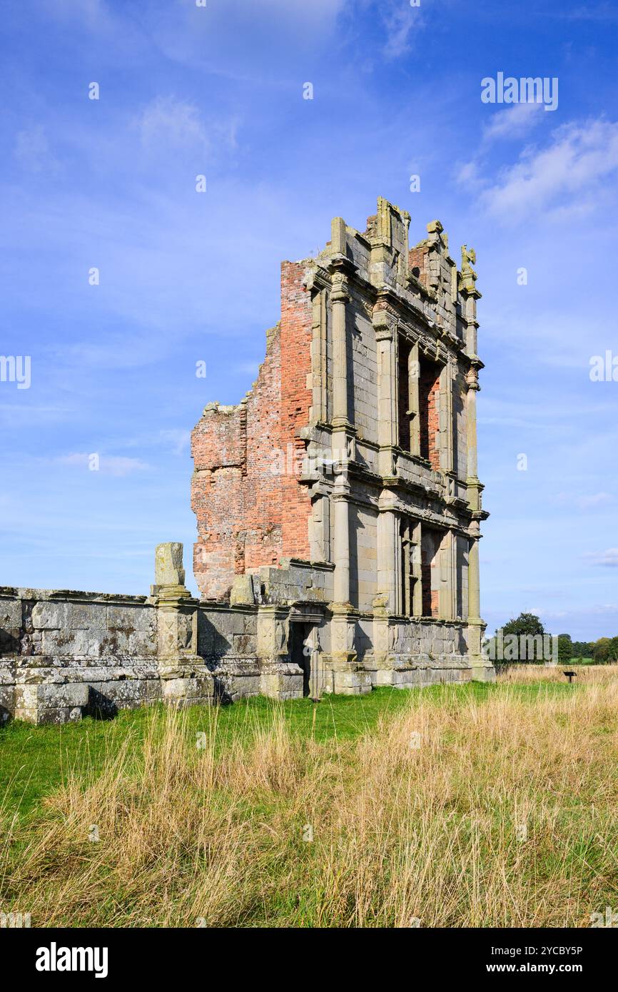 Rovine della casa elisabettiana di Morton Corbet in erba gialla di fine estate Foto Stock