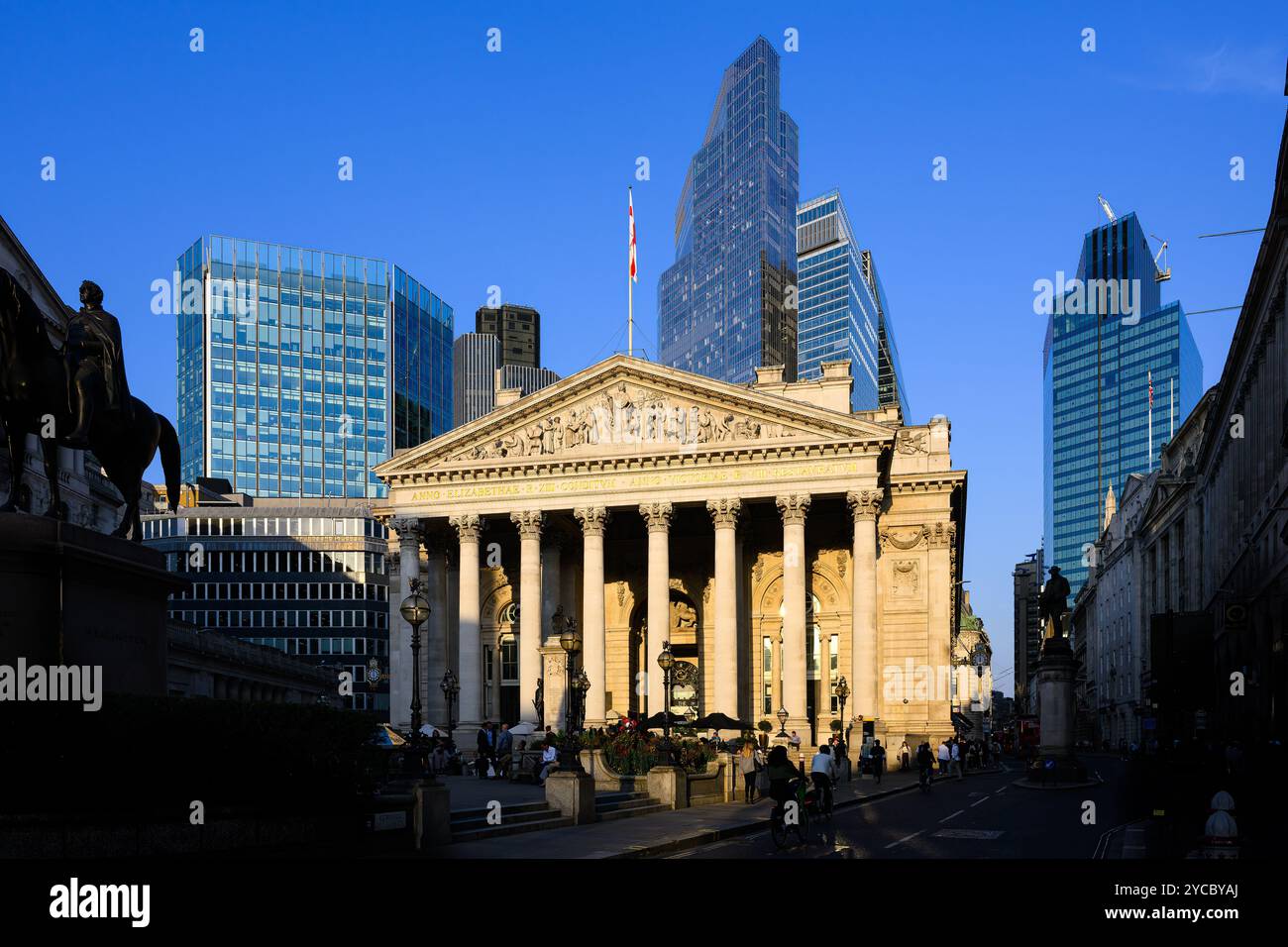 Londra, Regno Unito - 18 settembre 2024; Royal Exchange nella City di Londra sotto la calda luce della sera Foto Stock