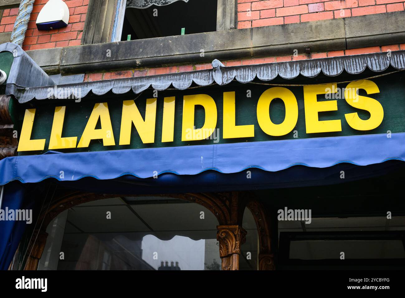 Llanidloes, Galles, Regno Unito - 6 settembre 2024; cartello giallo per Llanidloes, una città del Galles Foto Stock