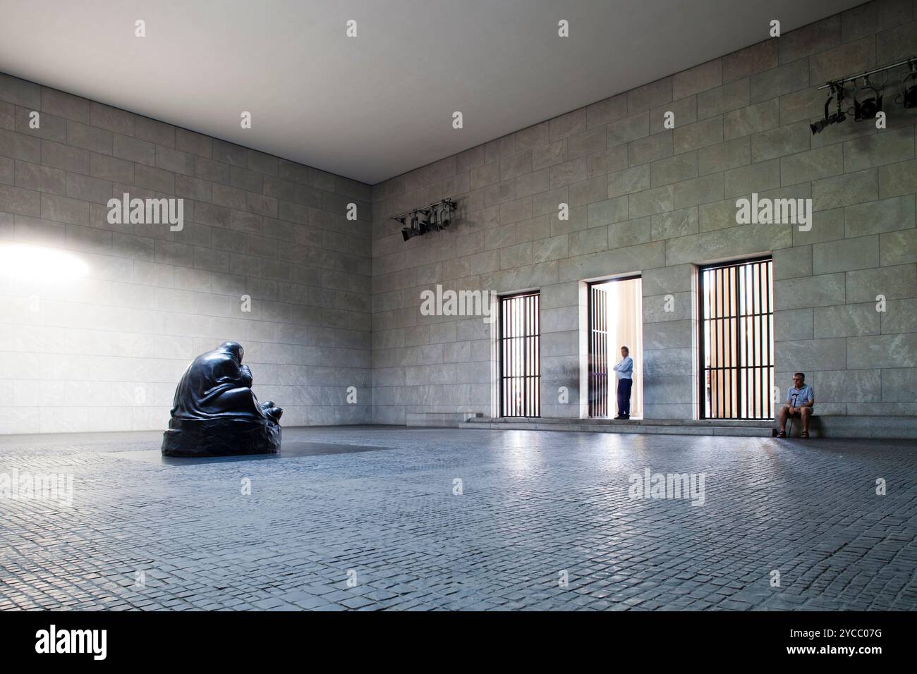 Berlino, Germania, luglio 29 2009, Una statua commovente di una madre con il figlio defunto si trova nel Neue Wache, simboleggiando il dolore e il ricordo a Berl Foto Stock