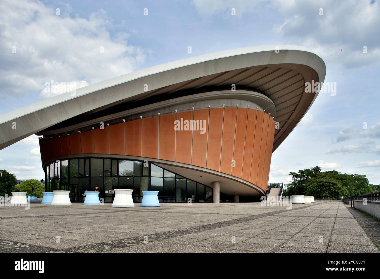 La House of World Cultures di Berlino presenta il suo iconico design curvilineo in un paesaggio urbano panoramico. Foto Stock