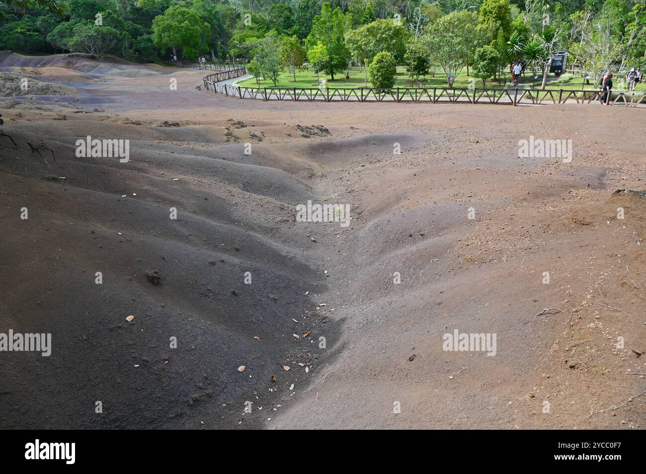 Sabbie colorate di Chamarel Geopark della Terra dei sette colori in una bella giornata a Mauritius. Foto Stock