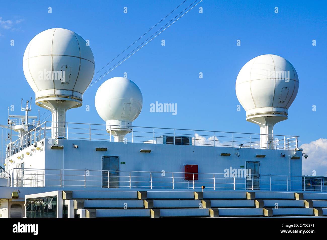 Cupole bianche per apparecchiature di comunicazione satellitare sul grande ponte delle navi da crociera contro un cielo blu, cupola radar Foto Stock