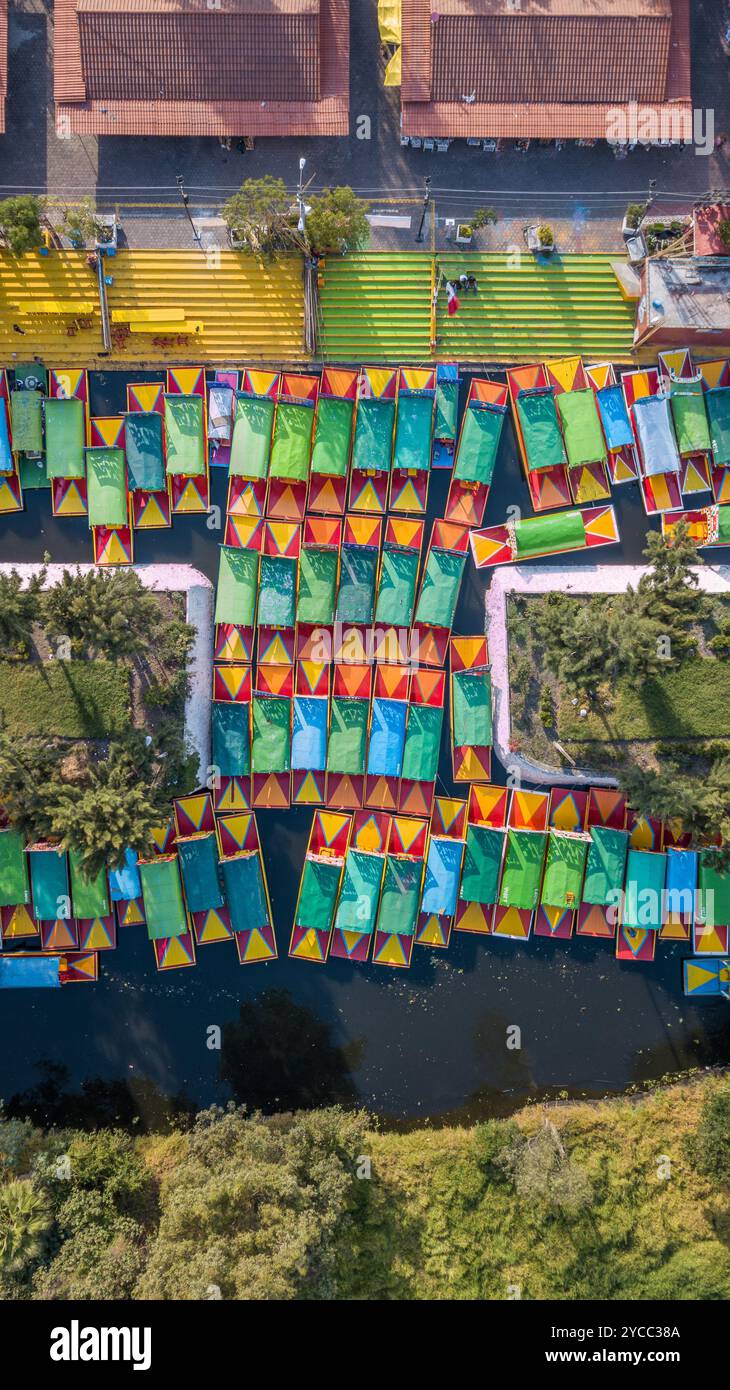 Vista aerea di Trajineras Xochimilco, area turistica su un canale con gite in barca a città del Messico Foto Stock