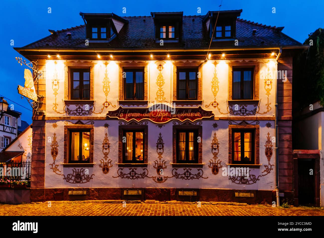 Hotel la Ferme du Pape. Eguisheim è un comune della Francia nord-orientale situato nel dipartimento dell'Haut-Rhin. Si trova nella regione storica di A. Foto Stock