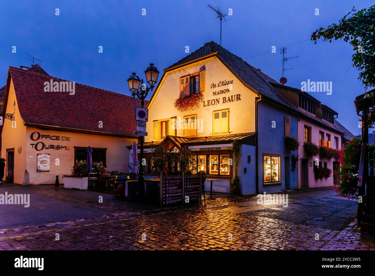 Maison Leon Baur, Vin d'Alsace. Eguisheim è un comune della Francia nord-orientale situato nel dipartimento dell'Haut-Rhin. Si trova nel registro storico Foto Stock