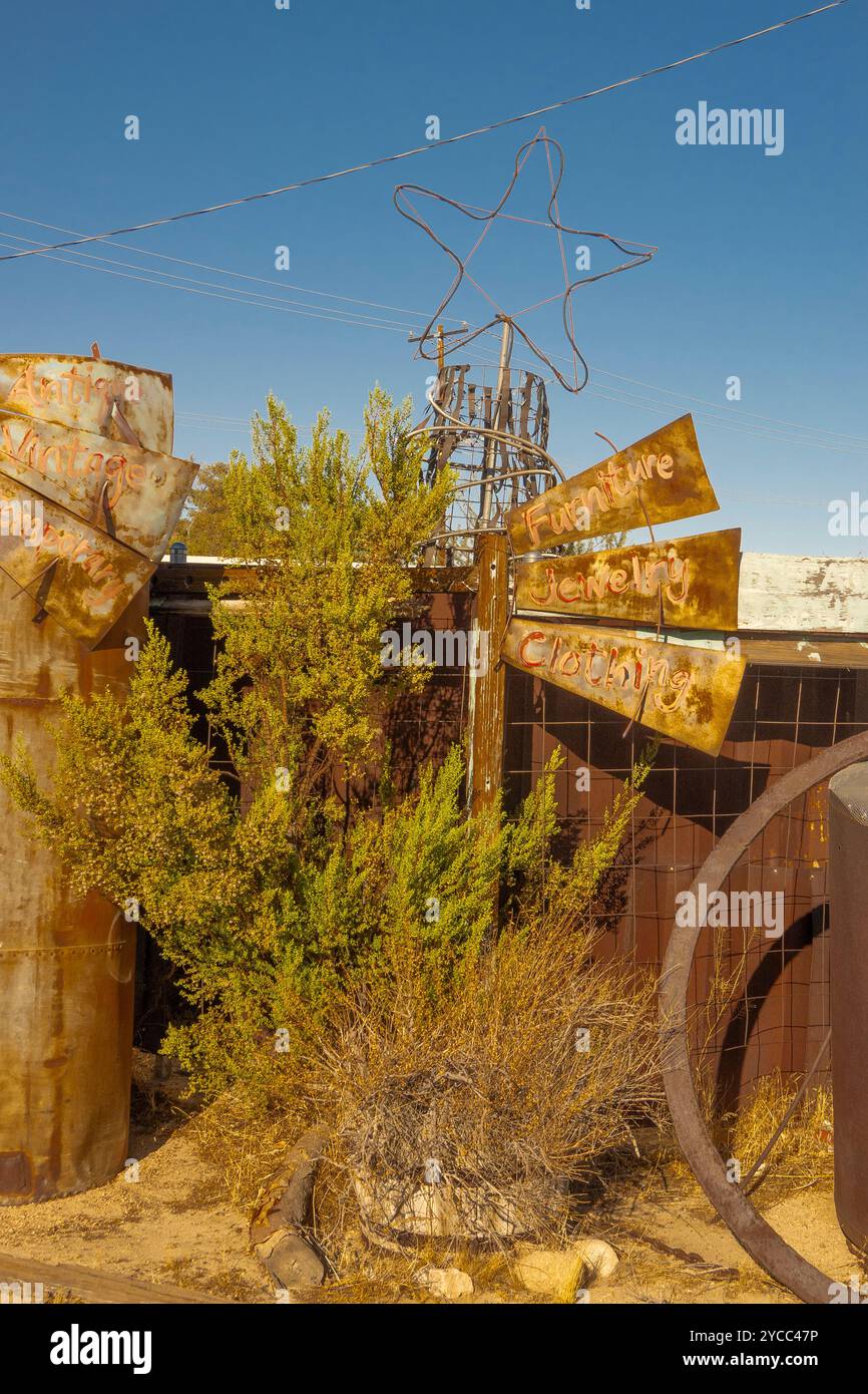 Una collezione di oggetti casuali, tra cui vecchi cartelli arrugginiti e una stella metallica nell'alto deserto fuori Pioneertown, Californa. Foto Stock