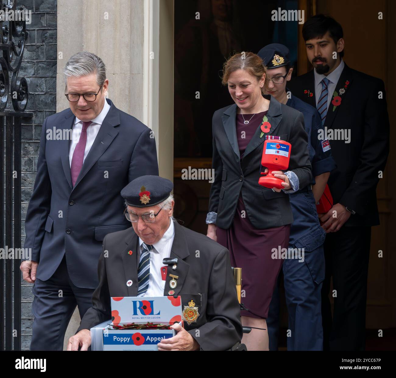 Downing Street, Londra, Regno Unito. 22 ottobre 2024. Il primo ministro britannico, Sir Keir Starmer, incontra collezionisti e veterani per la Royal British Legion e dona al Poppy Appeal della Royal British Legion all'esterno del numero 10 di Downing Street. Crediti: Malcolm Park/Alamy Foto Stock
