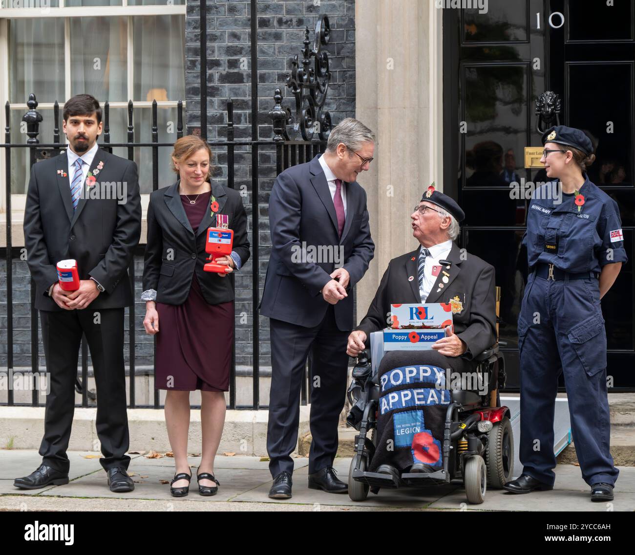 Downing Street, Londra, Regno Unito. 22 ottobre 2024. Il primo ministro britannico, Sir Keir Starmer, incontra collezionisti e veterani per la Royal British Legion e dona al Poppy Appeal della Royal British Legion all'esterno del numero 10 di Downing Street. Crediti: Malcolm Park/Alamy Foto Stock