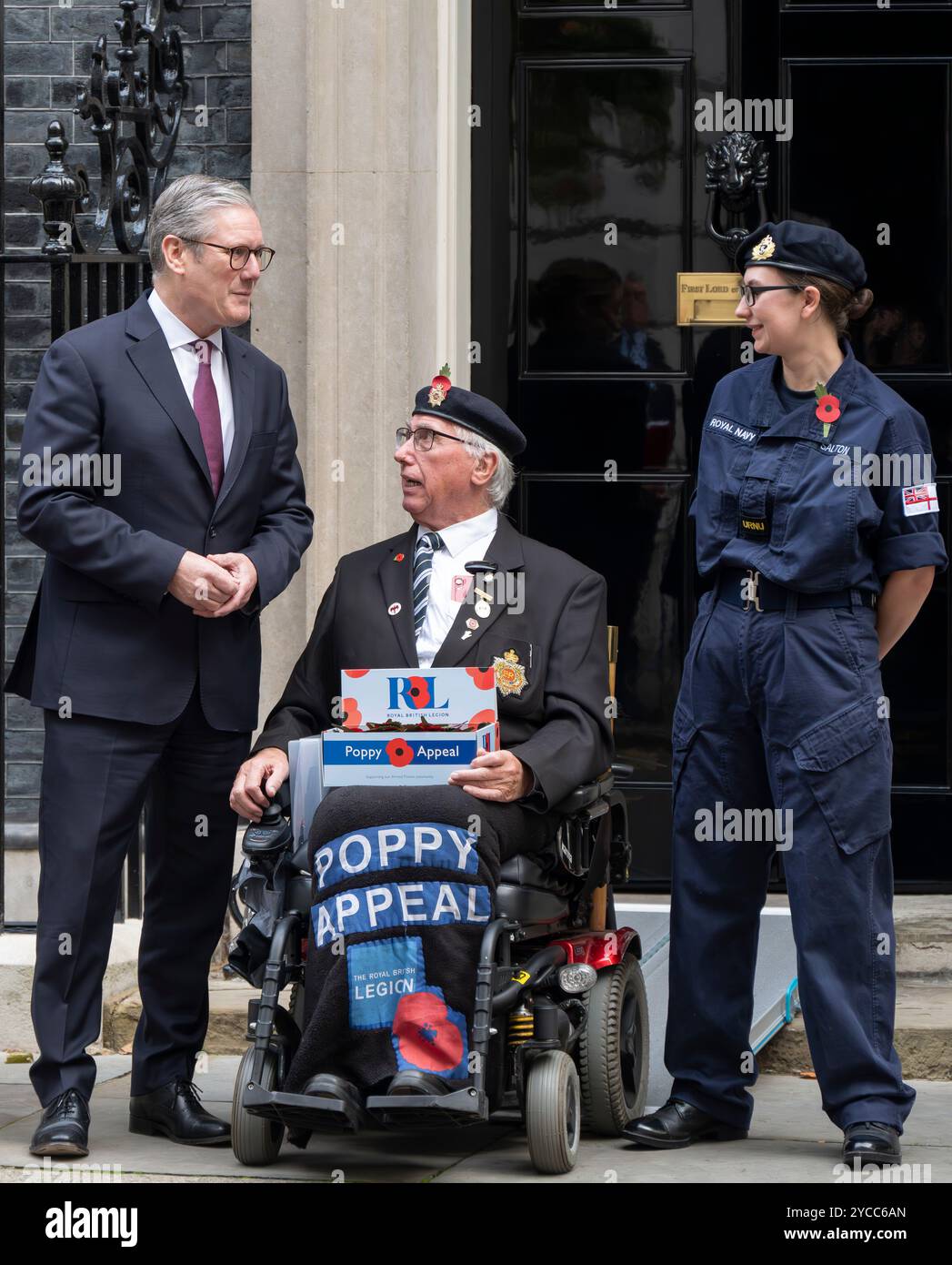 Downing Street, Londra, Regno Unito. 22 ottobre 2024. Il primo ministro britannico, Sir Keir Starmer, incontra collezionisti e veterani per la Royal British Legion e dona al Poppy Appeal della Royal British Legion all'esterno del numero 10 di Downing Street. Crediti: Malcolm Park/Alamy Foto Stock