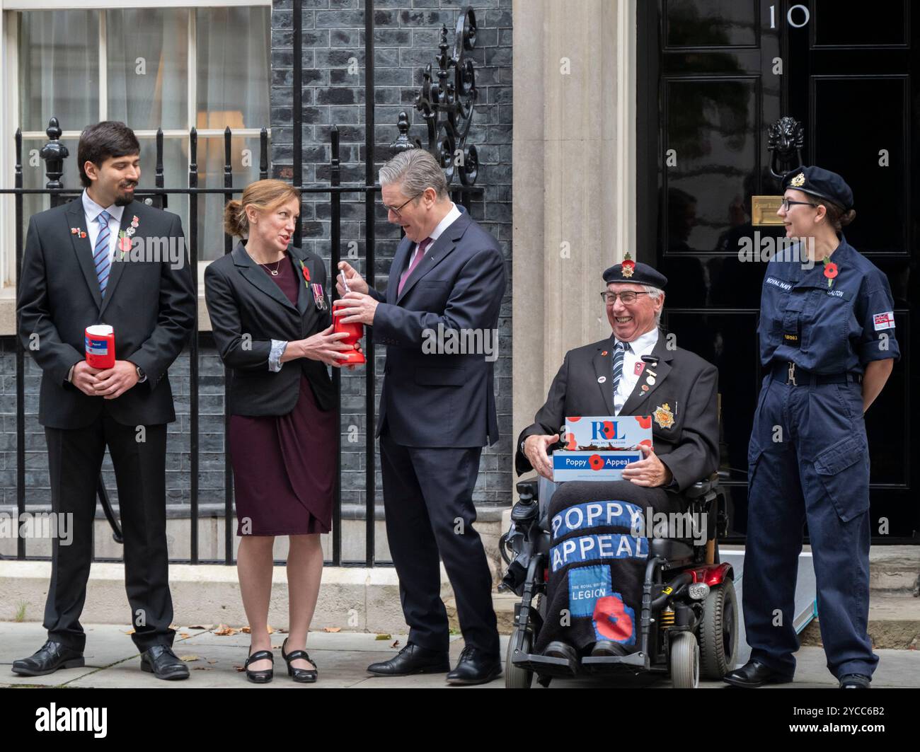 Downing Street, Londra, Regno Unito. 22 ottobre 2024. Il primo ministro britannico, Sir Keir Starmer, incontra collezionisti e veterani per la Royal British Legion e dona al Poppy Appeal della Royal British Legion all'esterno del numero 10 di Downing Street. Crediti: Malcolm Park/Alamy Foto Stock