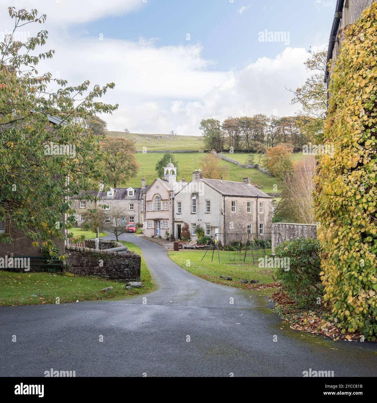 Bell'edificio sul verde a Langcliffe..... Un villaggio di campagna nelle valli dello Yorkshire, vicino a Settle, nel North Yorkshire Foto Stock