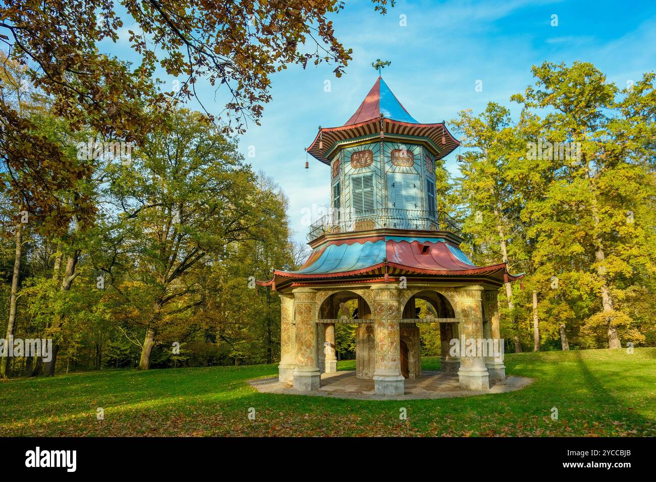 Vlasim, Repubblica Ceca - 21 ottobre 2024: Il padiglione cinese nel parco del castello Foto Stock