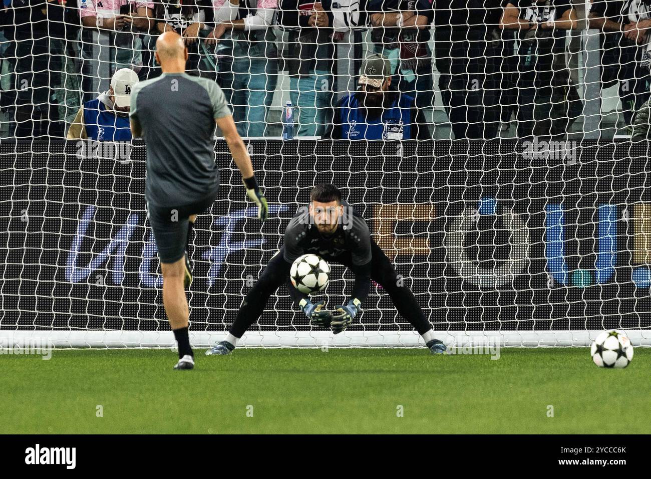 Dennis SEIMEN (VfB Stoccarda, #41) beim warm-up vor dem Spiel UCL, Juventus Torino (JUV) vs. VfB Stoccarda (VFB), Fussball, Maenner, Herren, UEFA Champions League, 3) Spieltag, Saison 2024/2025, 22.10.2024 foto: Eibner-Pressefoto/Oliver Schmidt Foto Stock