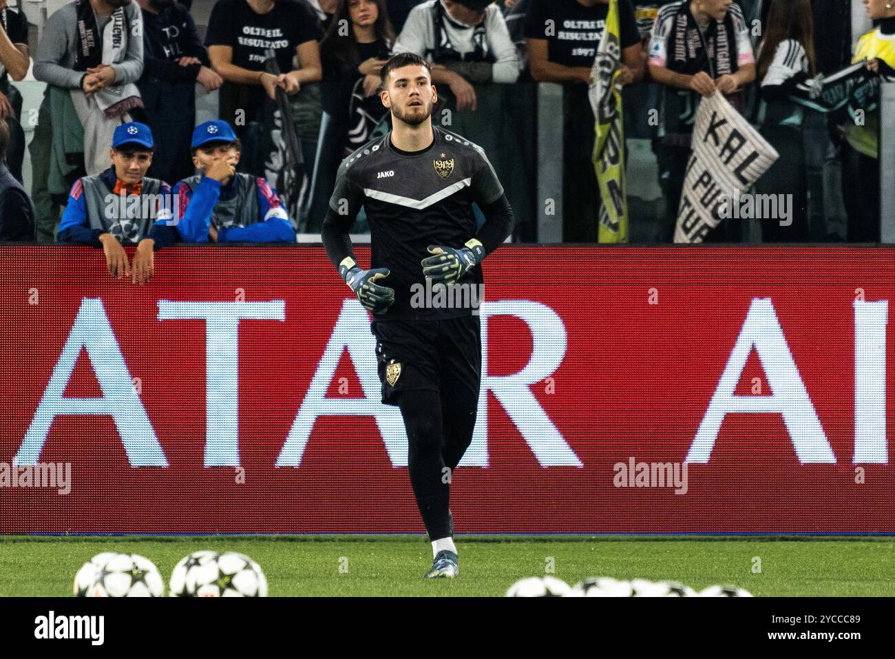 Dennis SEIMEN (VfB Stoccarda, #41) beim warm-up vor dem Spiel UCL, Juventus Torino (JUV) vs. VfB Stoccarda (VFB), Fussball, Maenner, Herren, UEFA Champions League, 3) Spieltag, Saison 2024/2025, 22.10.2024 foto: Eibner-Pressefoto/Oliver Schmidt Foto Stock