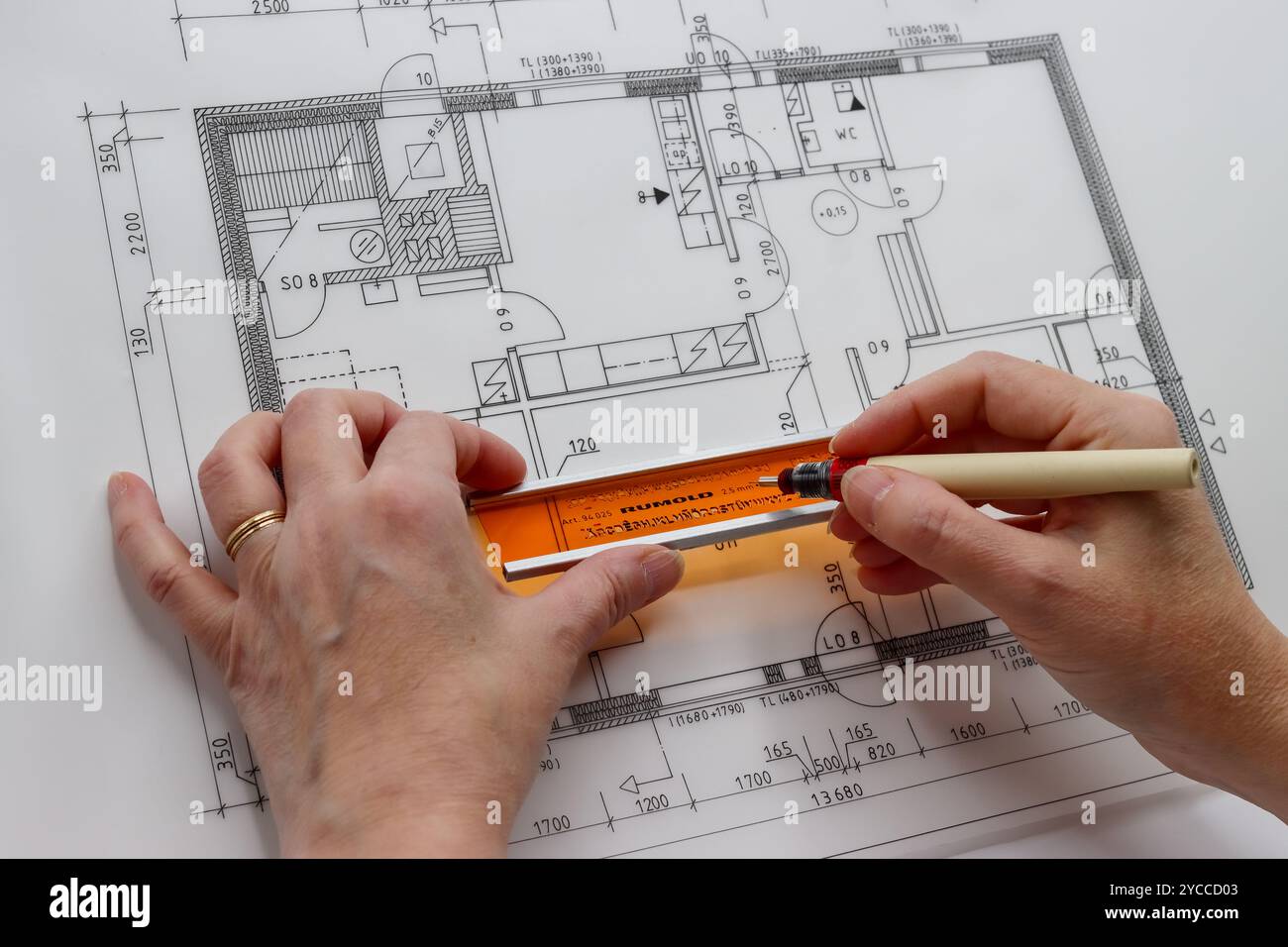 Disegno tecnico disegnato a mano. Esercizio di disegno architettonico con strumenti di disegno. Vecchio piano tecnico realizzato dallo studente. Foto Stock