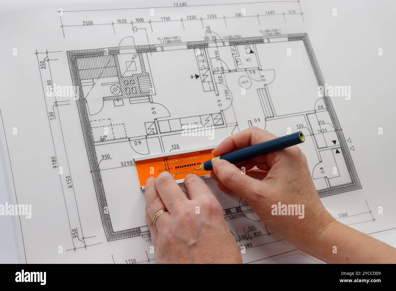 Disegno tecnico disegnato a mano. Esercizio di disegno architettonico con strumenti di disegno. Vecchio piano tecnico realizzato dallo studente. Foto Stock