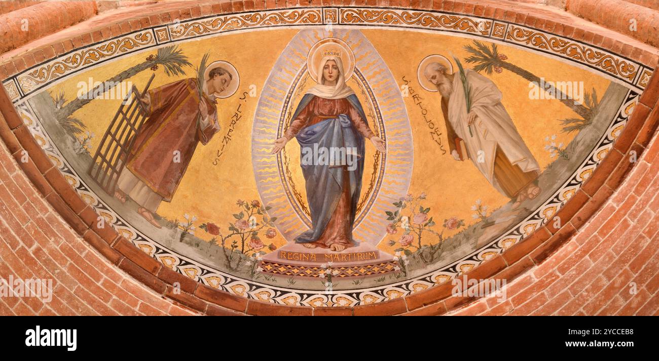 PAVIA, ITALIA - 9 SETTEMBRE 2024: L'affresco della Vergine Maria tra i Santi Bartolomeo e Lorenzo nell'abside principale della chiesa di San Teodoro Foto Stock