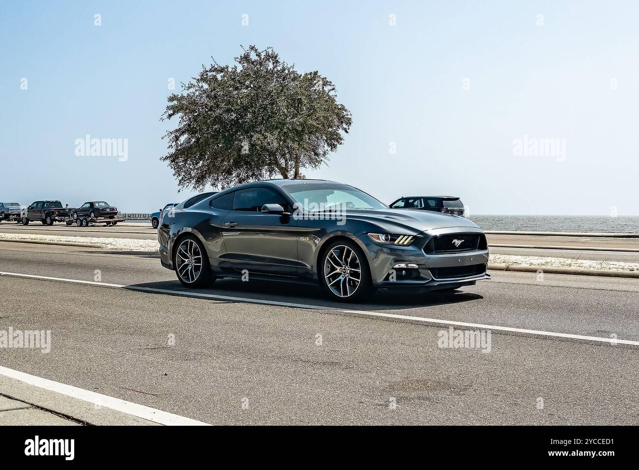 Gulfport, MS - 4 ottobre 2023: Vista grandangolare dell'angolo anteriore di una Ford Mustang GT Premium Coupé del 2016 in una mostra automobilistica locale. Foto Stock