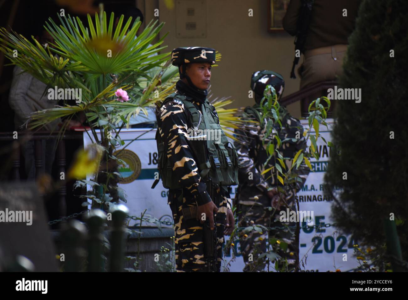 Srinagar, India. 22 ottobre 2024. Un ufficiale di sicurezza è di guardia che controlla diligentemente l'area circostante il 22 ottobre 2024, a Srinagar, Kashmir, India. Tragicamente, sette persone hanno perso la vita domenica quando i terroristi hanno aperto il fuoco in un cantiere nel distretto di Ganderbal, Jammu e Kashmir. Le autorità hanno confermato che tra le vittime c'era un medico del Kashmir, insieme a lavoratori e personale impiegati da un appaltatore che lavorava su un tunnel per l'autostrada nazionale Srinagar-Leh. (Foto di Danish Showkat/Sipa USA) credito: SIPA USA/Alamy Live News Foto Stock