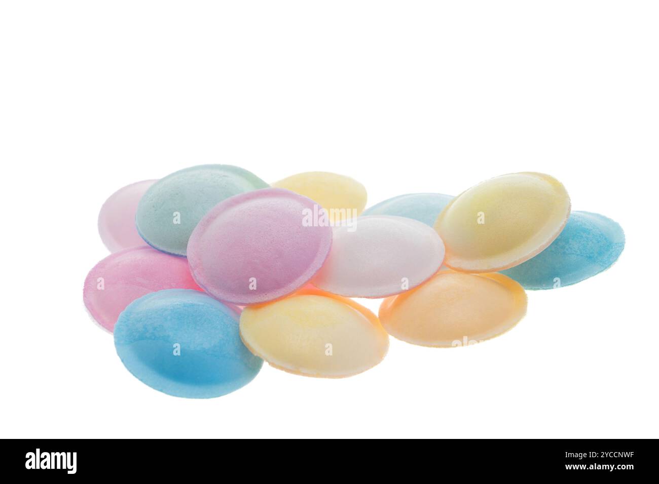 Sfondo di caramelle piene di sherbet volanti - sfondo bianco Foto Stock