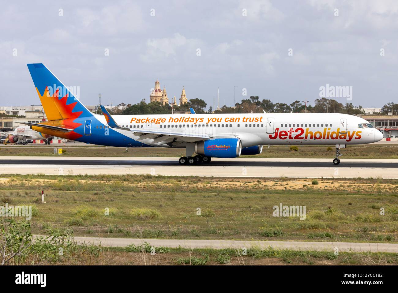 Jet2 Holidays Boeing 757-23N (REG: G-LSAK) pista di atterraggio 13. Foto Stock