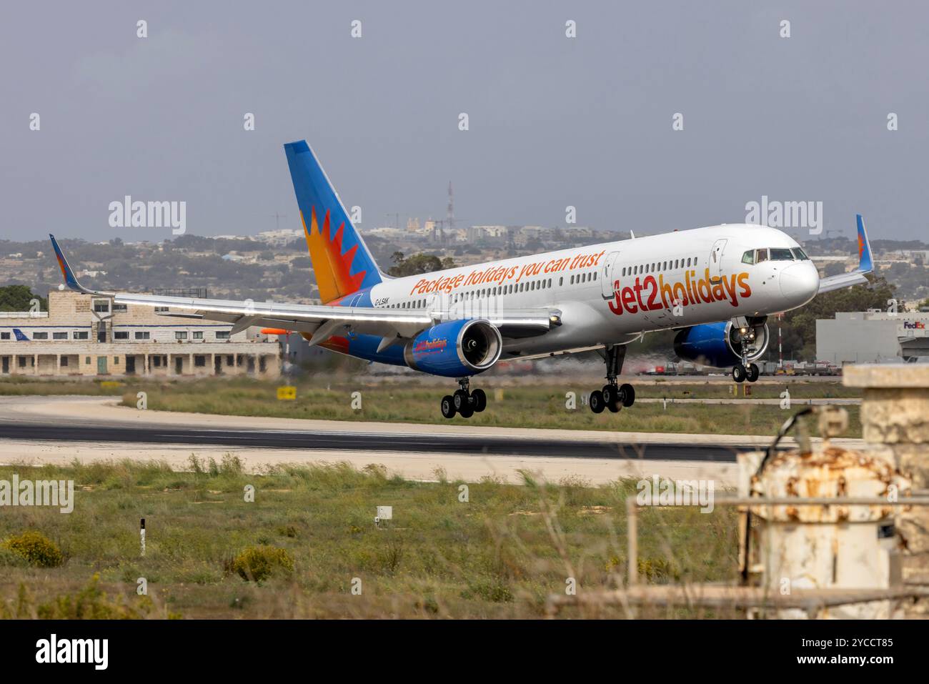 Jet2 Holidays Boeing 757-23N (REG: G-LSAK) pista di atterraggio 13. Foto Stock
