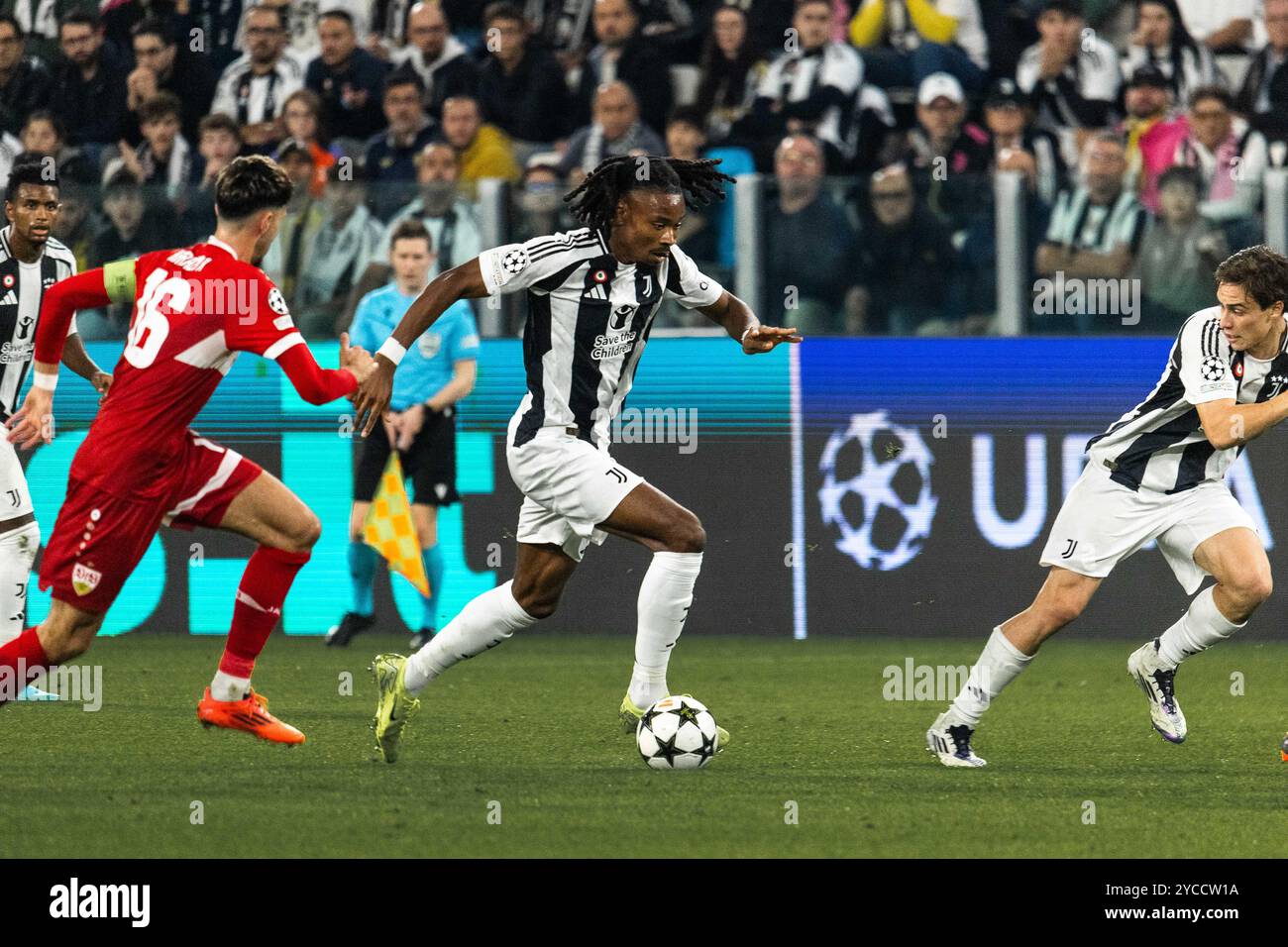 Khephren THURAM (Juventus Torino, #19) AM Ball UCL, Juventus Torino (JUV) vs. VfB Stoccarda (VFB), Fussball, Maenner, Herren, UEFA Champions League, 3) Spieltag, Saison 2024/2025, 22.10.2024 foto: Eibner-Pressefoto/Oliver Schmidt Foto Stock