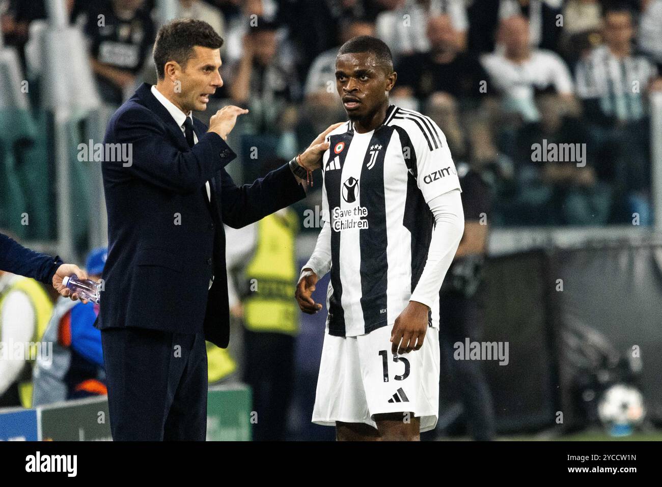 Thiago MOTTA (Juventus Torino, allenatore) im Gespraech mit Pierre KALULU (Juventus Torino, #15) UCL, Juventus Torino (JUV) vs. VfB Stoccarda (VFB), Fussball, Maenner, Herren, UEFA Champions League, 3) Spieltag, Saison 2024/2025, 22.10.2024 foto: Eibner-Pressefoto/Oliver Schmidt Foto Stock