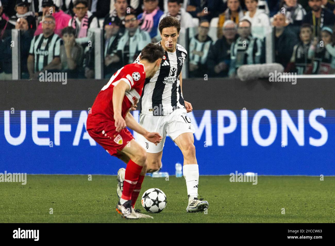 Kenan YILDIZ (Juventus Torino, #10) im Zweikampf gegen Anthony ROUAULT (VfB Stoccarda, #29) UCL, Juventus Torino (JUV) vs. VfB Stoccarda (VFB), Fussball, Maenner, Herren, UEFA Champions League, 3) Spieltag, Saison 2024/2025, 22.10.2024 foto: Eibner-Pressefoto/Oliver Schmidt Foto Stock
