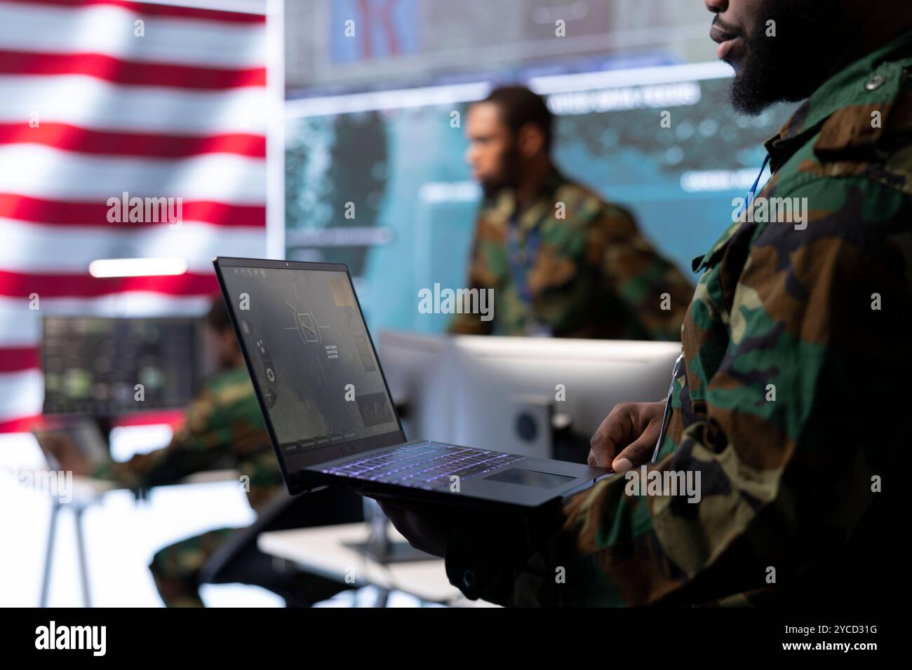 Specialisti militari in un centro di comando americano ad alta tecnologia gestisce sistemi di sorveglianza, sicurezza informatica e protezione dei dati. Soldati che garantiscono la sicurezza nazionale attraverso tecnologie avanzate. Foto Stock