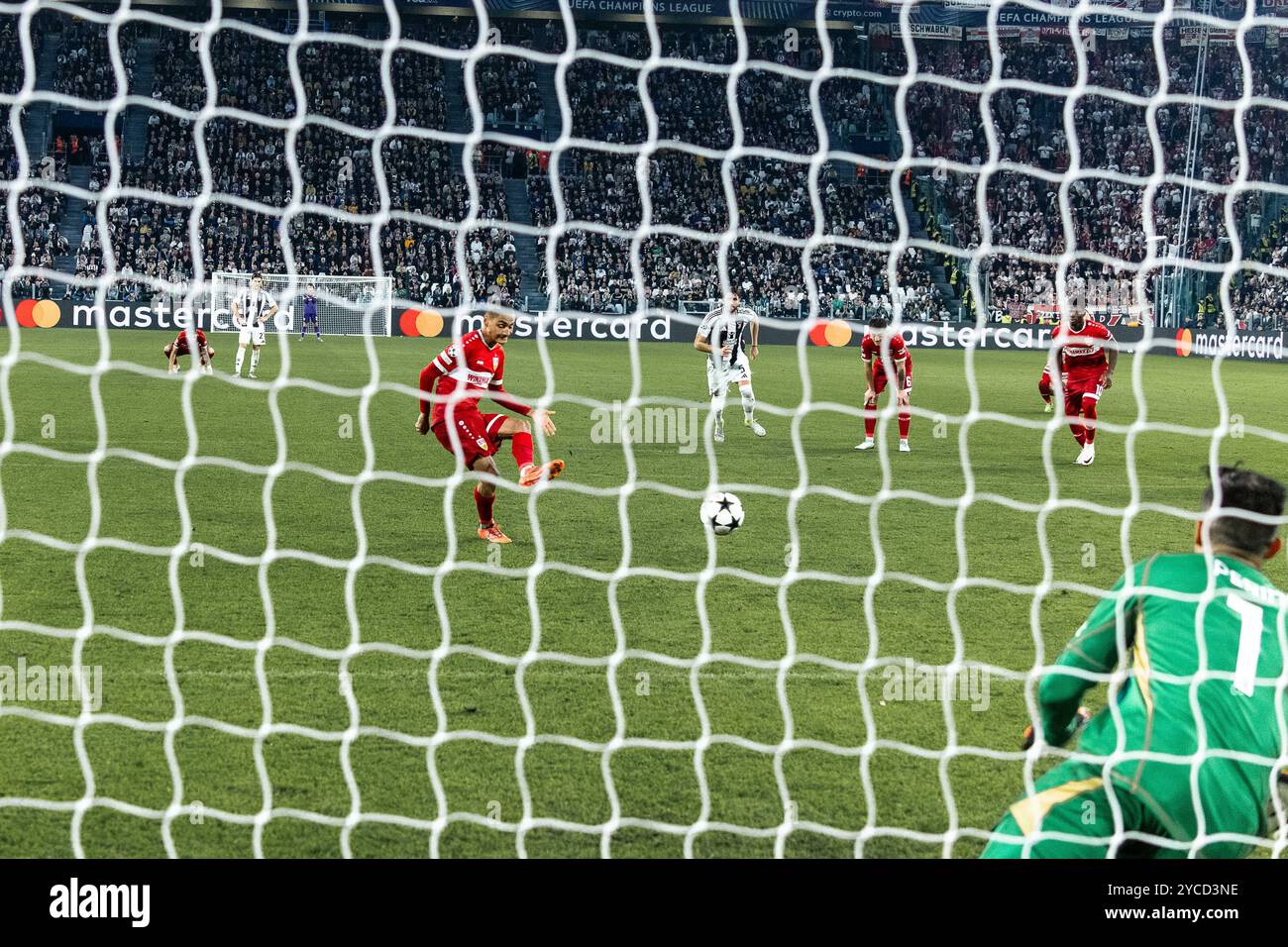 Enzo MILLOT (VfB Stoccarda, #08) scheitert mit seinem Strafstoss an Mattia PERIN (Juventus Torino, #01) UCL, Juventus Torino (JUV) vs. VfB Stoccarda (VFB), Fussball, Maenner, Herren, UEFA Champions League, 3) Spieltag, Saison 2024/2025, 22.10.2024 foto: Eibner-Pressefoto/Oliver Schmidt Foto Stock