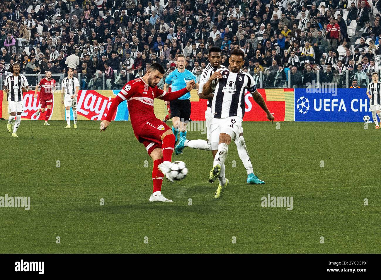 Deniz UNDAV (VfB Stuttgart, #26) schiesst das Tor zum vermeintlichen 1:0, welches jedoch aberkannt wurde UCL, Juventus Torino (JUV) vs. VfB Stoccarda (VFB), Fussball, Maenner, Herren, UEFA Champions League, 3) Spieltag, Saison 2024/2025, 22.10.2024 foto: Eibner-Pressefoto/Oliver Schmidt Foto Stock