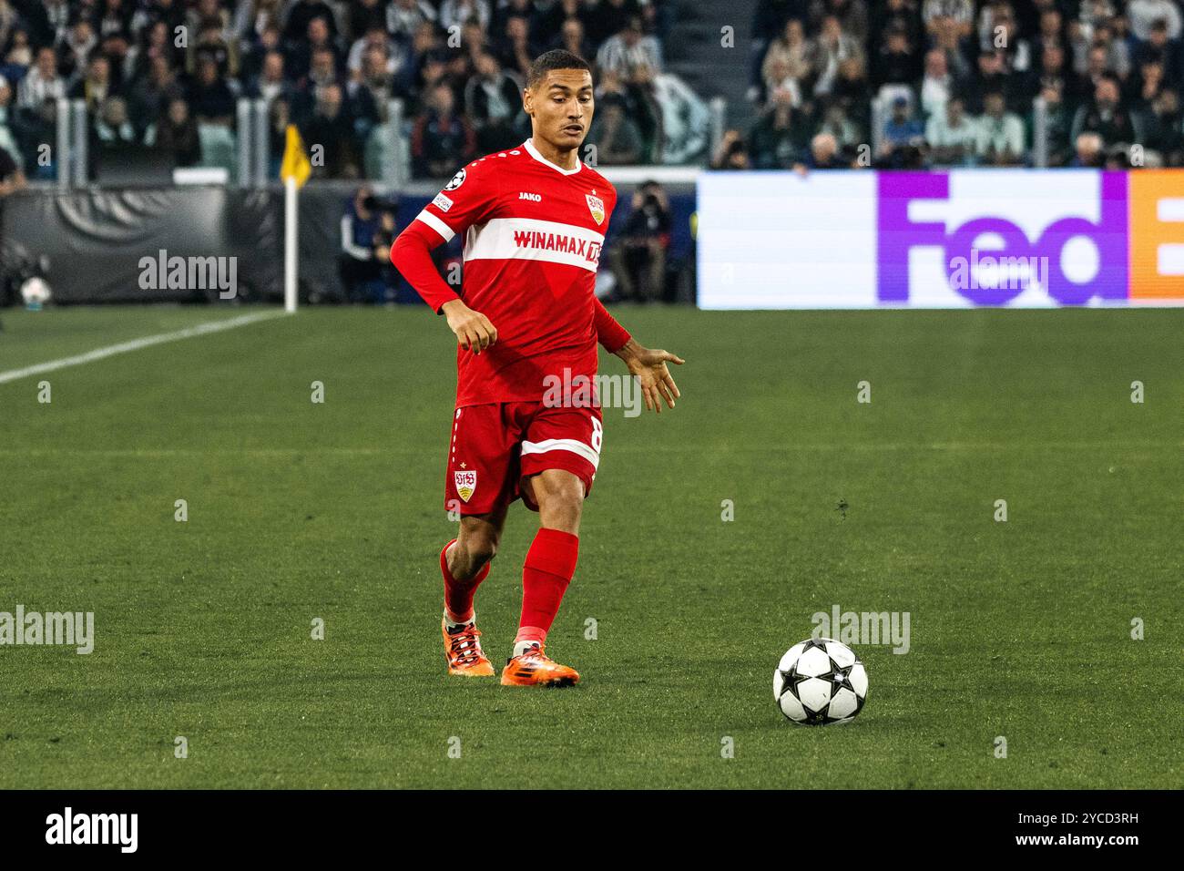 Enzo MILLOT (VfB Stuttgart, #08) mit einem Steilpass, Freisteller, Einzelbild, Einzelfoto, Einzelmotiv UCL, Juventus Torino (JUV) vs. VfB Stoccarda (VFB), Fussball, Maenner, Herren, UEFA Champions League, 3) Spieltag, Saison 2024/2025, 22.10.2024 foto: Eibner-Pressefoto/Oliver Schmidt Foto Stock