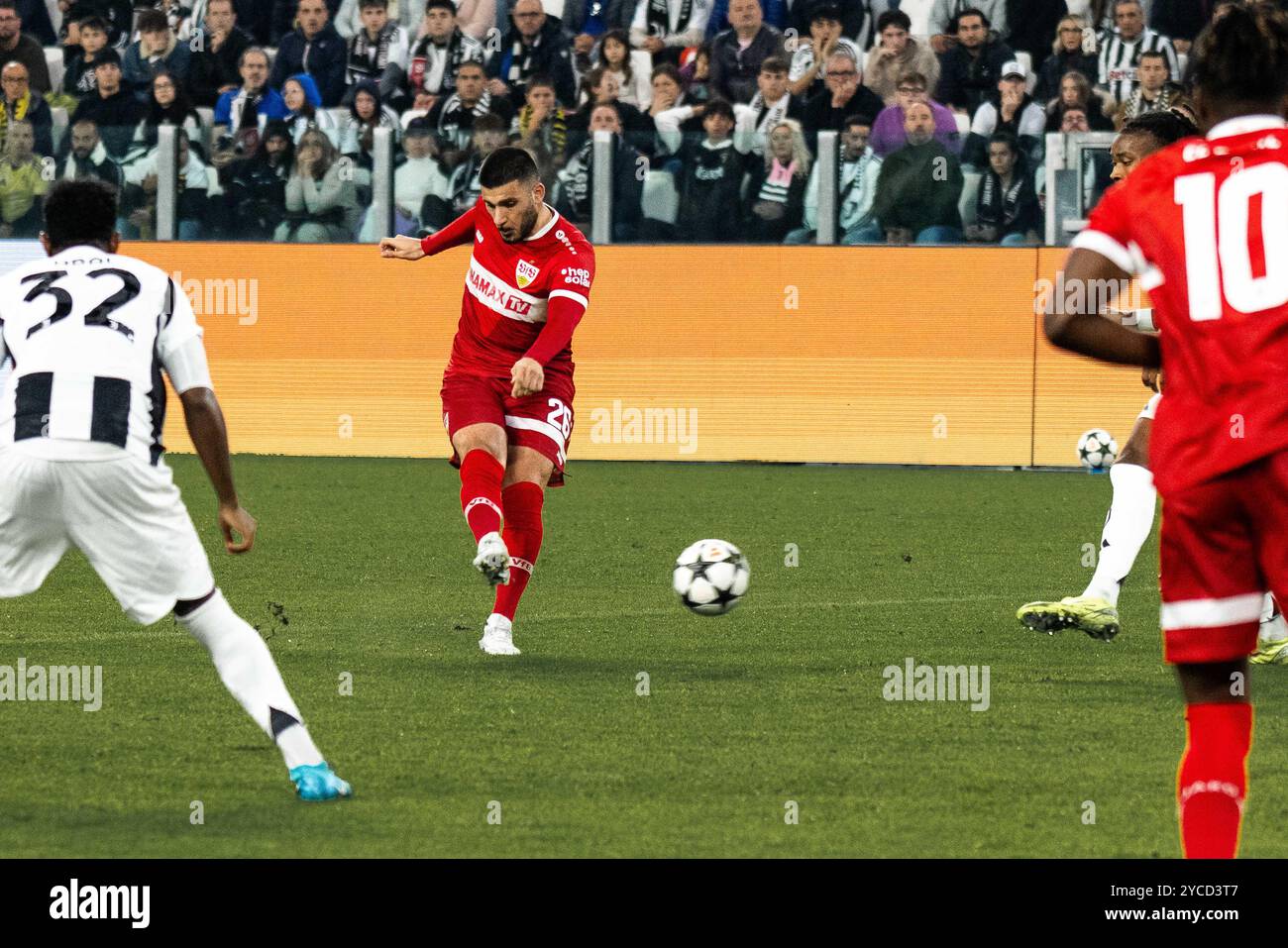 Deniz UNDAV (VfB Stoccarda, #26) schiesst aufs Tor, Chance UCL, Juventus Torino (JUV) vs. VfB Stoccarda (VFB), Fussball, Maenner, Herren, UEFA Champions League, 3) Spieltag, Saison 2024/2025, 22.10.2024 foto: Eibner-Pressefoto/Oliver Schmidt Foto Stock