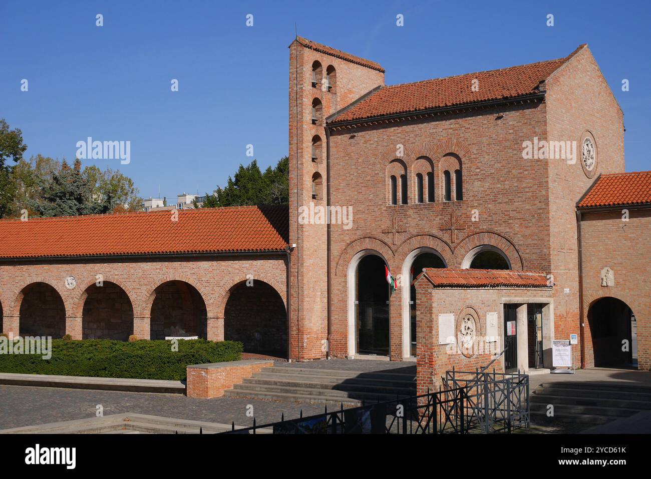 Monumento nazionale e centro visitatori sul sito della chiesa medievale fondata da Istvan (Stefano), il primo re ungherese, Szekesfehervar, Ungheria Foto Stock